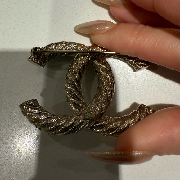 CHANEL 2014 CC Rhinestone-embellished Brooch - Picture 6 of 6
